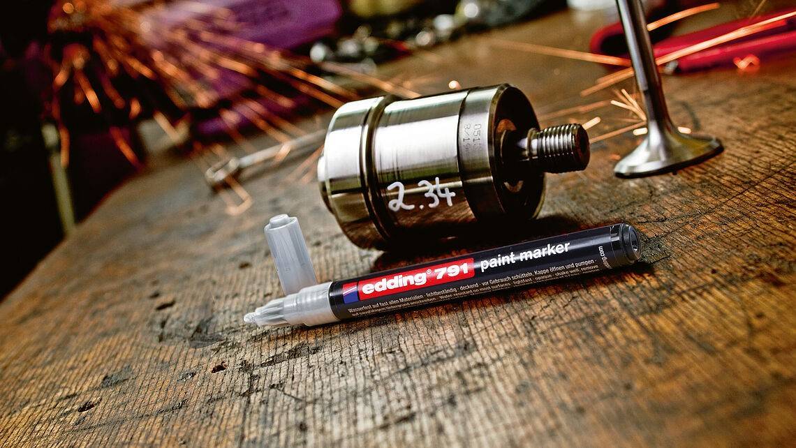 Marker permanent Edding 791 cu vopsea, varf 1-2 mm, negru
